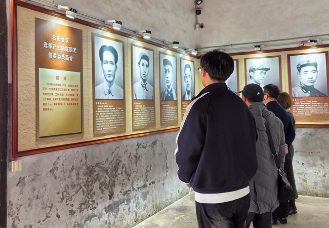 参观古田强军会议旧址