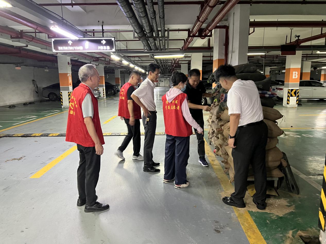 清华社区党员志愿者、中联天御委员会、中联天御物业检查地库防洪沙袋