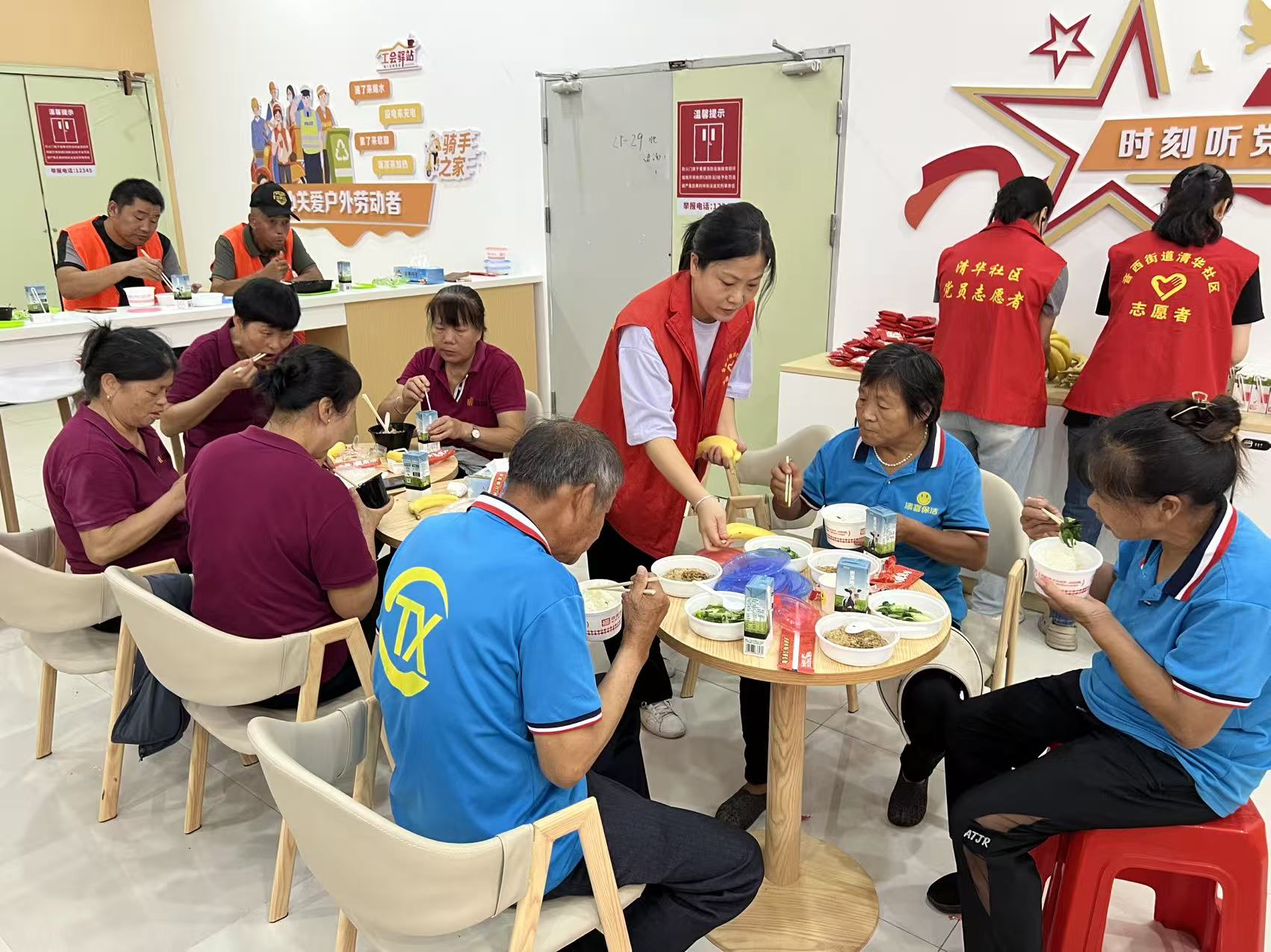 清华社区联合福清清昌万达商场、永辉超市在清昌万达党群暖心驿站免费发放爱心午餐