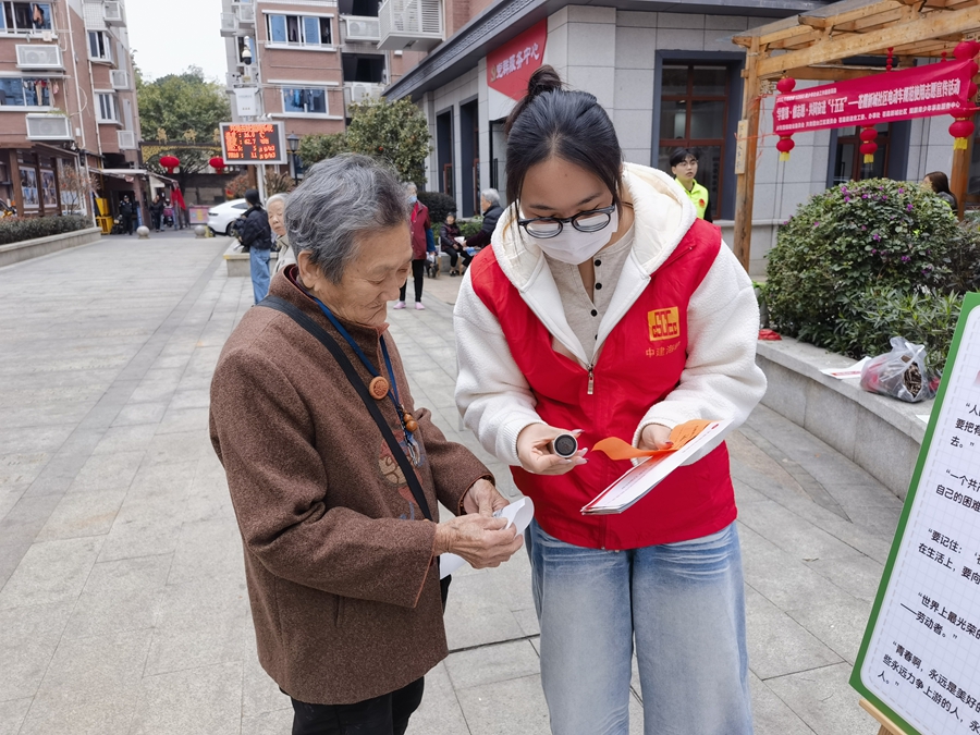 福州市第二总医院三江口院区项目志愿者们进行安全知识宣传