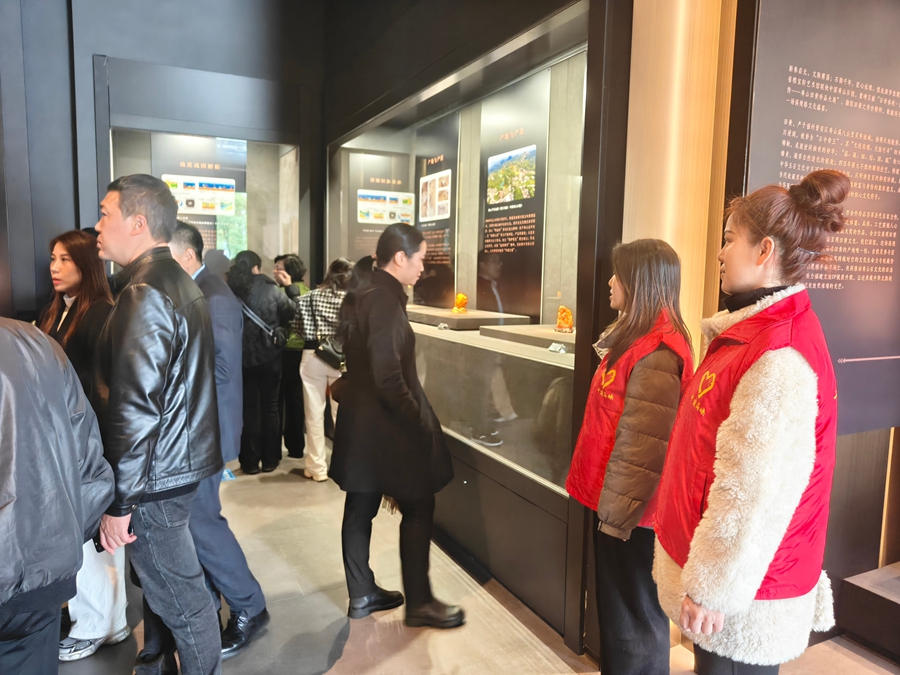 中建海峡总承包公司福州区域团支部志愿者在福建省榕宝轩艺术馆维持场馆秩序