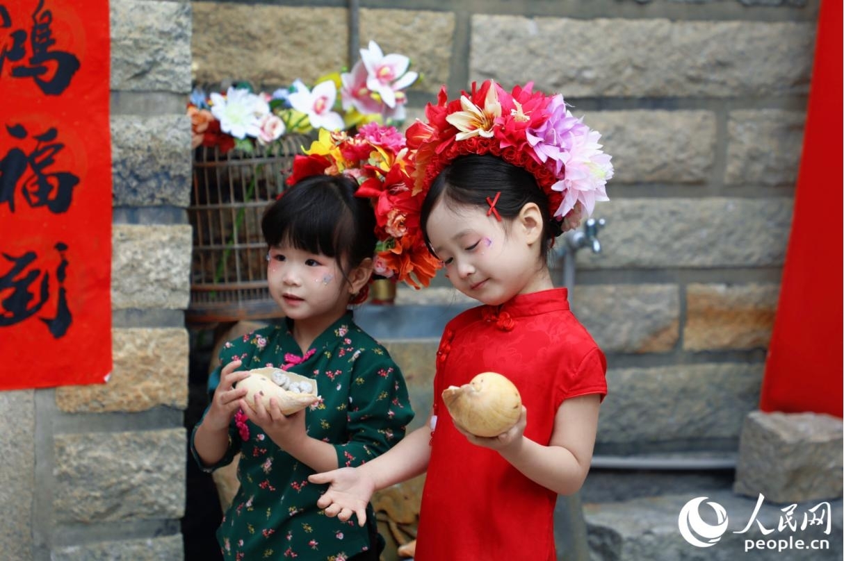 小朋友体验簪花。人民网记者 李唯一摄