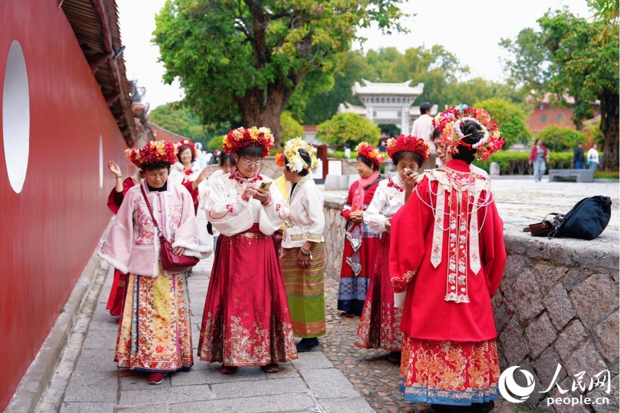 簪花插满鬓,既扎了头发,又显得美观。人民网记者 李唯一摄