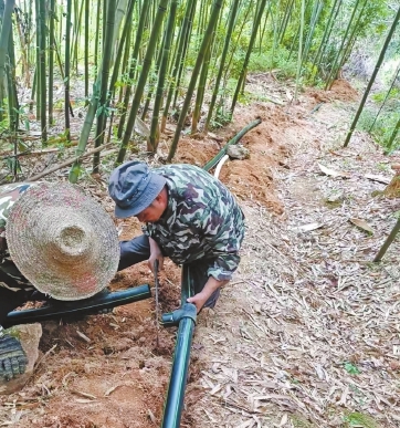 闽侯县管护人员检查维修供水设备