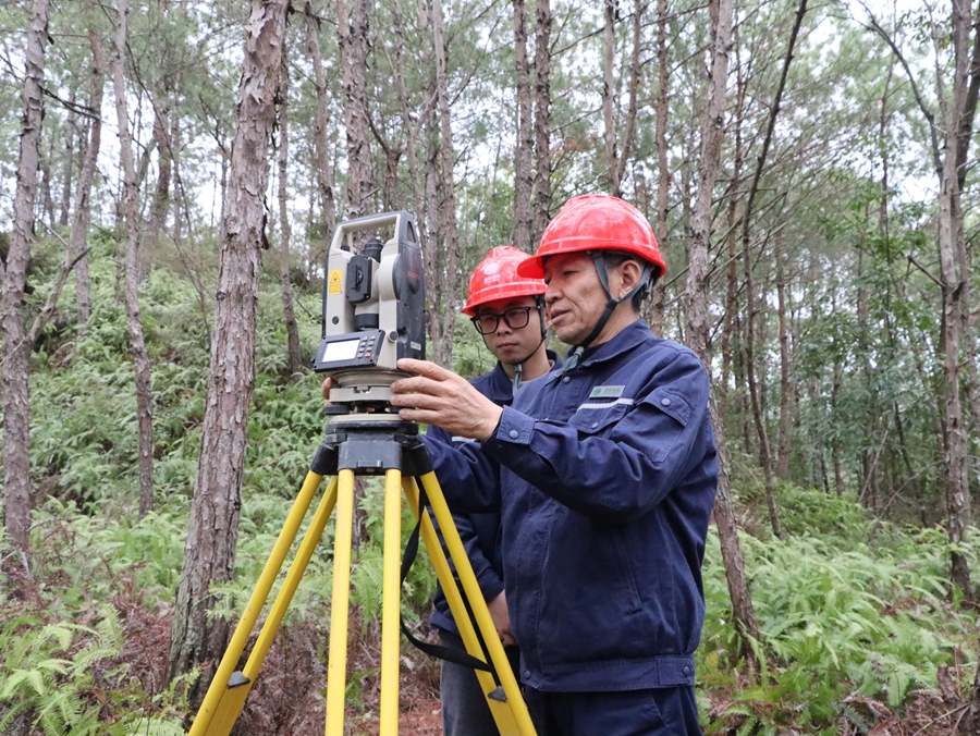 施工人员对闽赣背靠背联网（福建侧）工程进行现场复勘