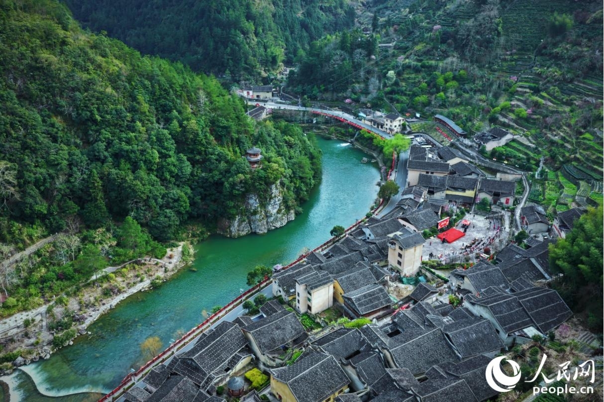 依山傍水的下党乡。人民网记者 李唯一摄