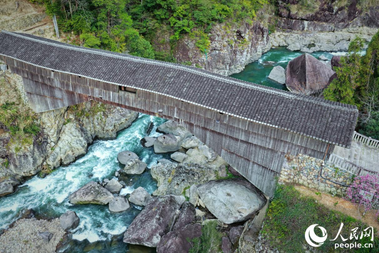 鸾峰桥下,碧波荡漾。人民网记者 李唯一摄