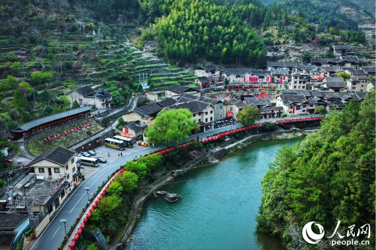 如今,下党不仅通了公路,还已建成“绿色智慧能源小镇”,游客开着新能源汽车能轻松抵达,还能通过光储充一体站充电,进出下党再也无需“翻山越岭”。人民网记者 李唯一摄