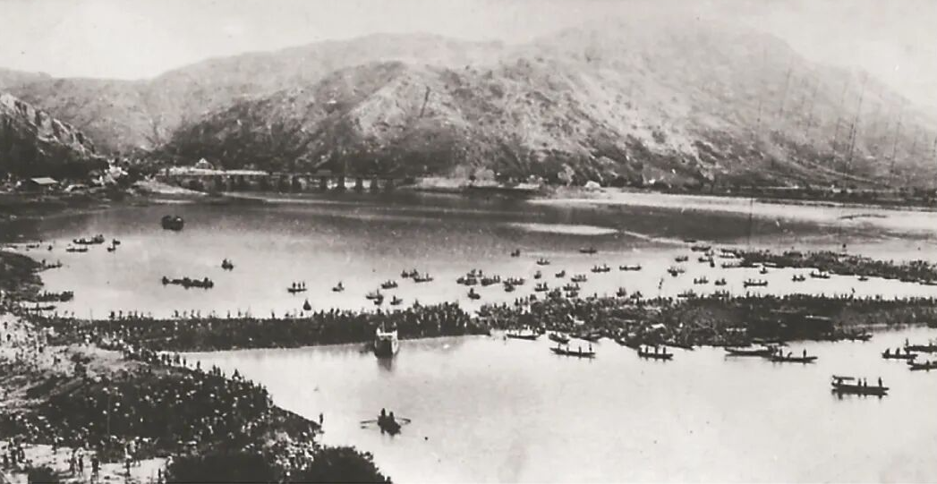 北溪江东格里边进行堵江截流，这是大沙坝将合龙时的情景（资料图片）