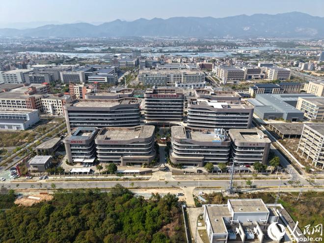 同翔高新城同安片区新能源产业集聚，新赛道跑出新速度。人民网记者 陈博摄