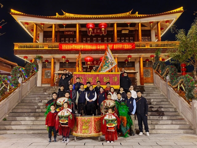 志愿者与表演服装道具合影