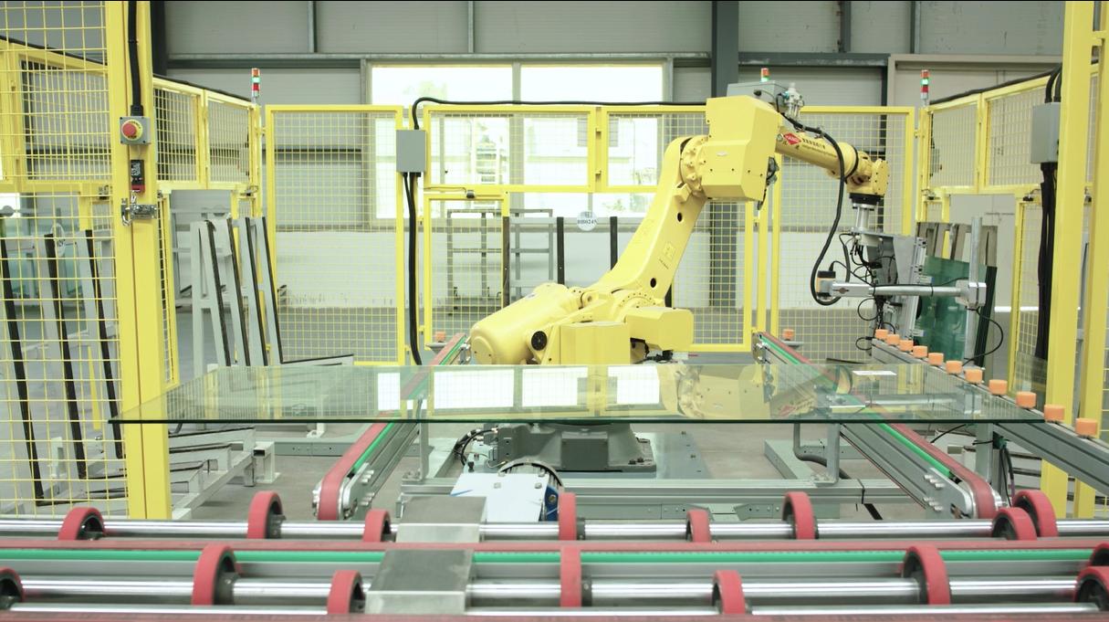 位于福建南安的九牧淋浴房智能工厂，配备了全自动的切割、磨边、钻孔、钢化一体化深加工生产流水线，保障了定制产品的品质与交付效率。