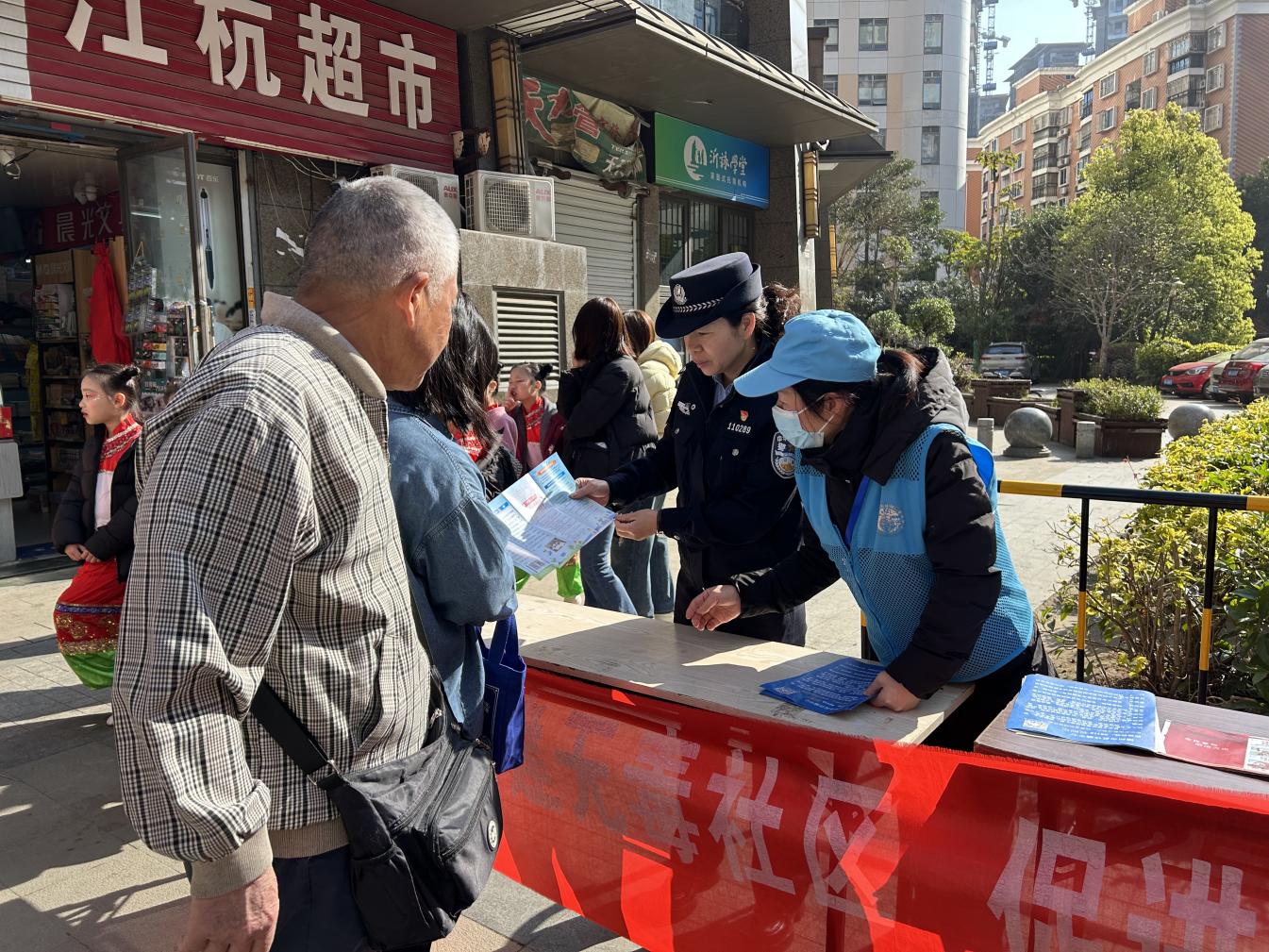 社区一线处置网格员开展多元宣传。罗月明摄