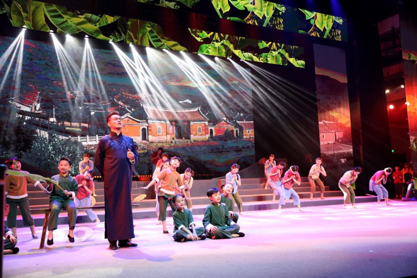 音乐剧《梦语繁花》剧照。郑文典摄