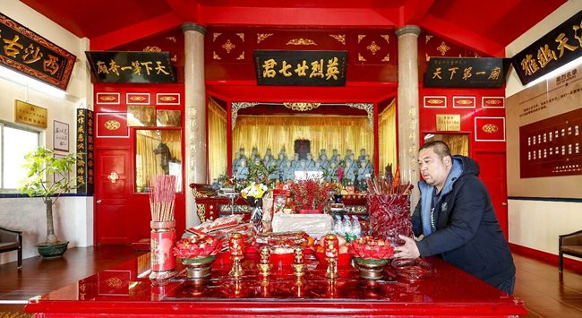 张凯正式接过奶奶坚持数十载的守庙任务