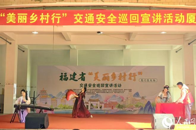 《古筝·舞蹈·书法·颂文明》表演。人民网 余乃鎏摄