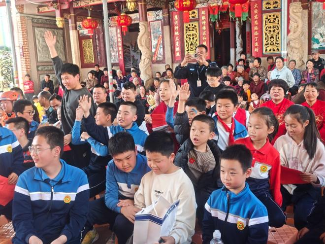 小朋友踊跃参与交通安全有奖竞答。厦门交警支队供图