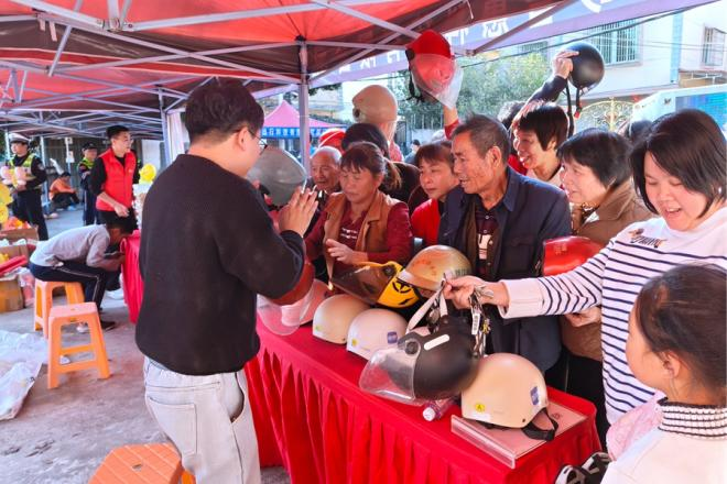 村民参与头盔公益兑换活动。厦门交警支队供图