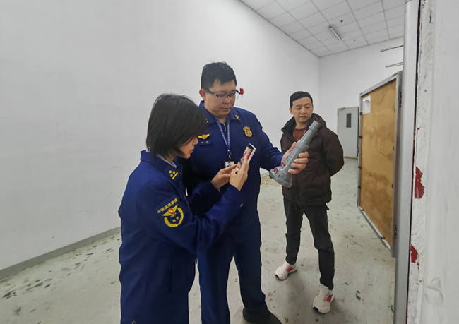 厦门翔安消防救援局监督员深入辖区消防安全重点单位开展消防产品专项检查