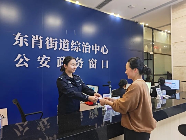市民在综治中心公安政务窗口办事