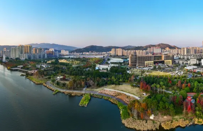 绿意盎然的海湾新城。李在定摄