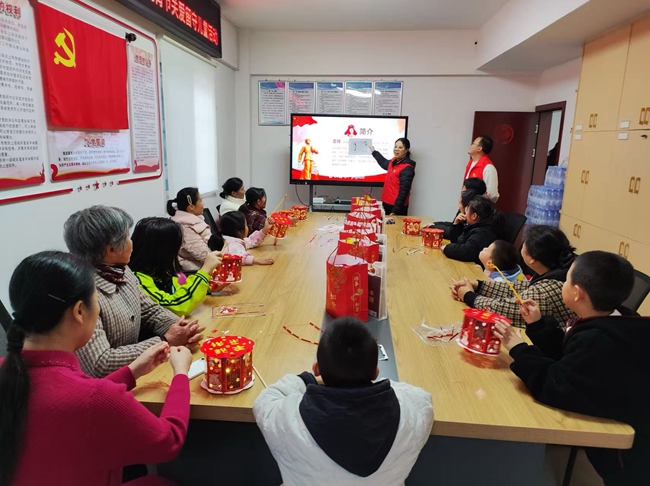 平安产险志愿者在龙岩长汀开展"点亮童心灯，传承雷锋情"主题活动