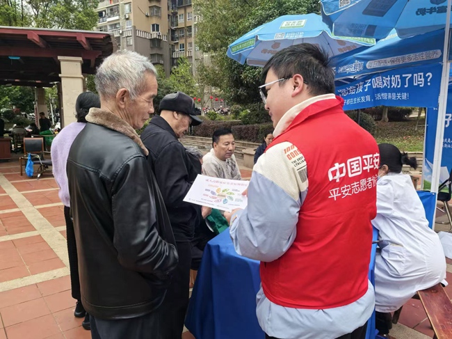 平安产险志愿者在南平建阳为社区居民带去健康义诊，视力检测，金融反诈服务