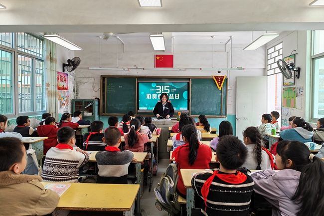 农行宁德分行宣传员走进校园开展普及金融知识宣传