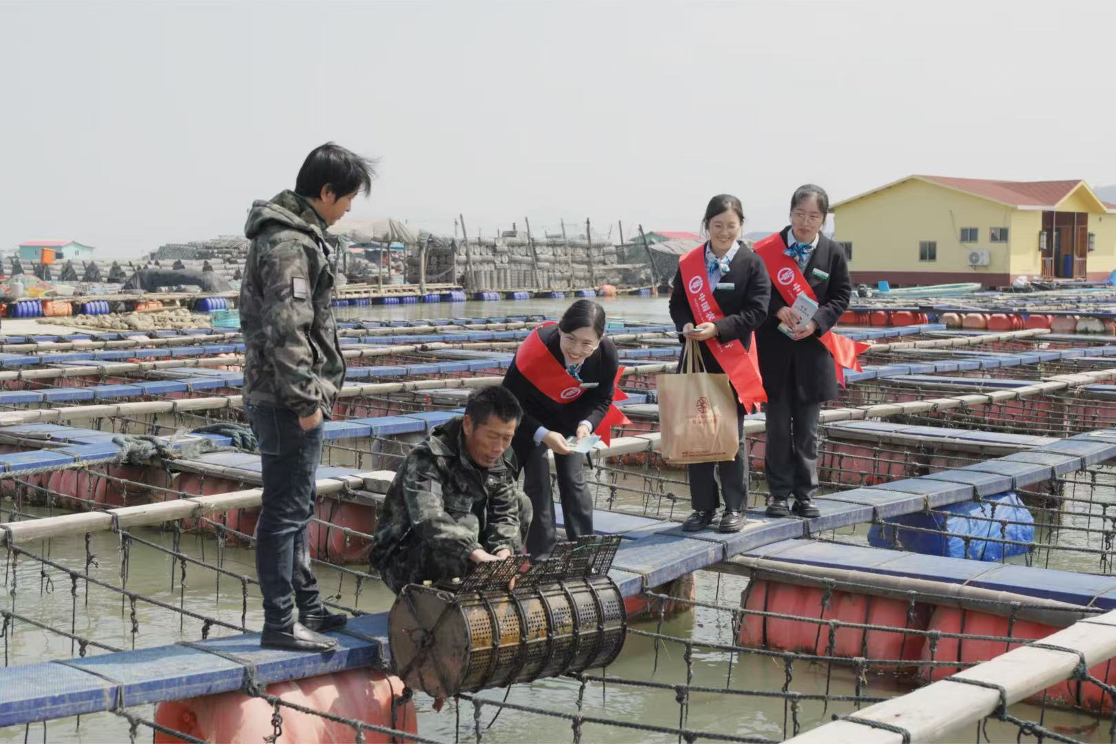 宁德蕉城支行工作人员深入渔排开展金融消费者权益保护教育宣传活动