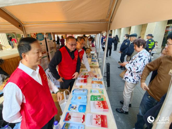 活动现场设置的宣传展位。人民网记者 陈博摄