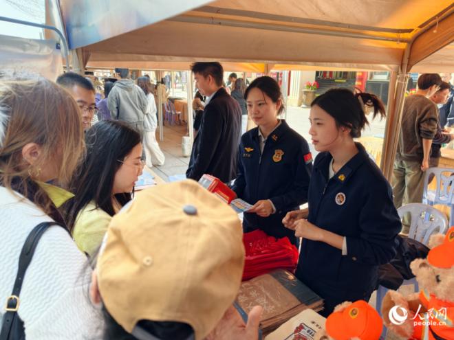 市民正在进行咨询。人民网记者 陈博摄