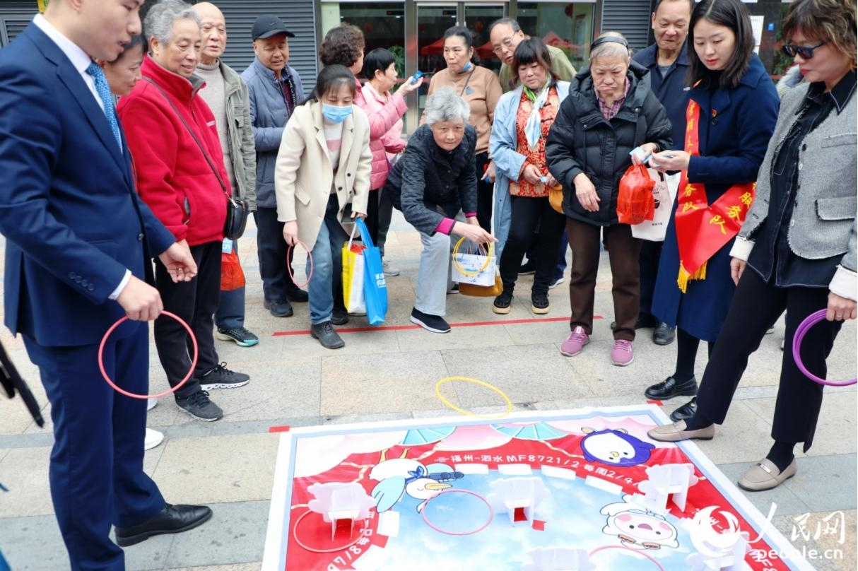 市民积极参与游戏互动。人民网记者 李唯一摄