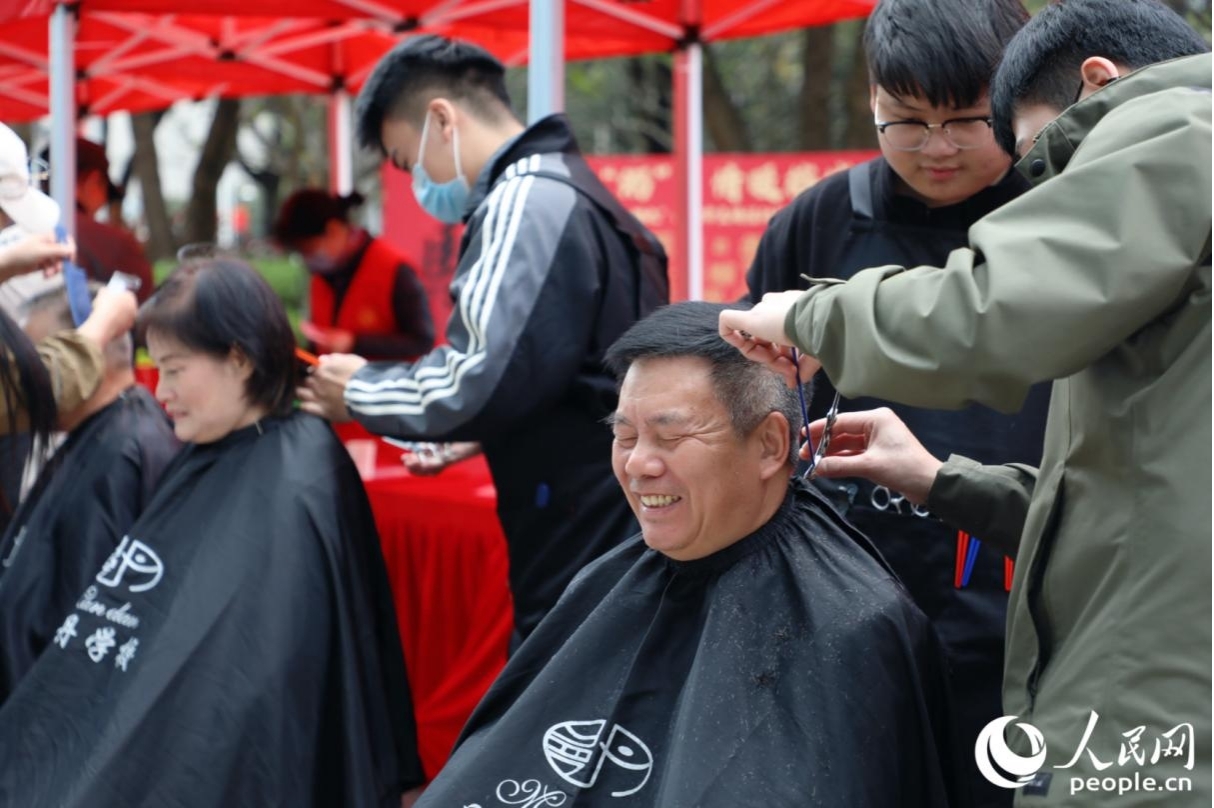 义剪暖人心。人民网记者 李唯一摄