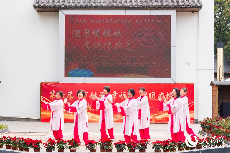 龙泉社区志愿者文艺队伍带来的太极拳表演。人民网实习生 李雨泽摄
