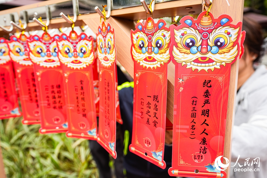 猜谜互动游戏活跃现场气氛。实习生 李雨泽摄