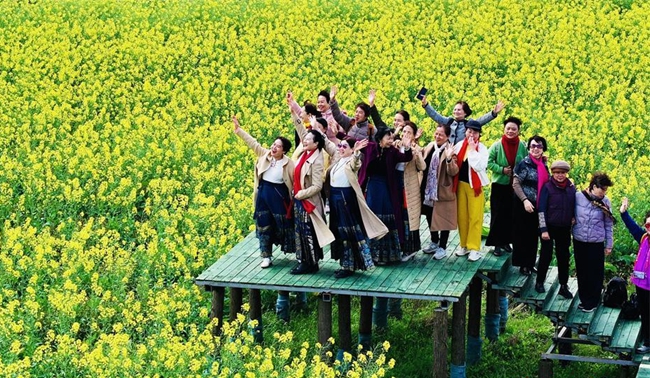 游客打卡罗联乡顶头村的油菜花田。记者 林双伟 摄