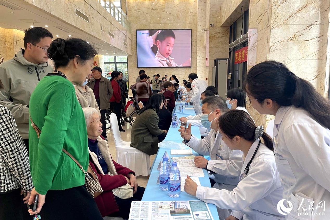 专家义诊活动现场。人民网 谢星宇摄