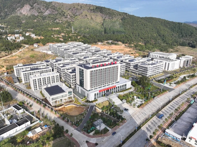 广龙合作产业园区。记者 章宸睿 摄