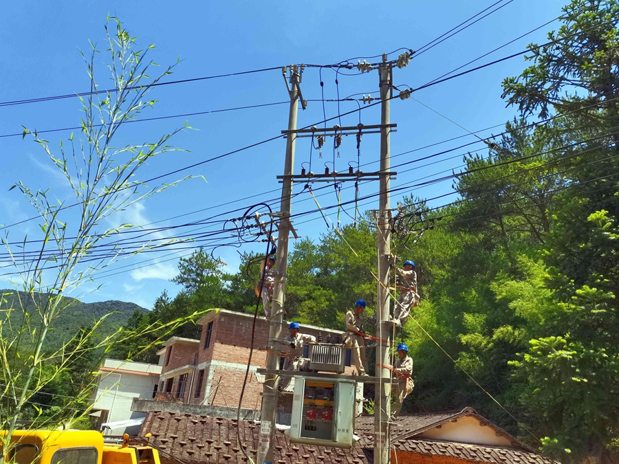 国网漳平市供电公司对永福镇新坑村10千伏仙宫2号配电变压器进行增容。俞婷婷摄
