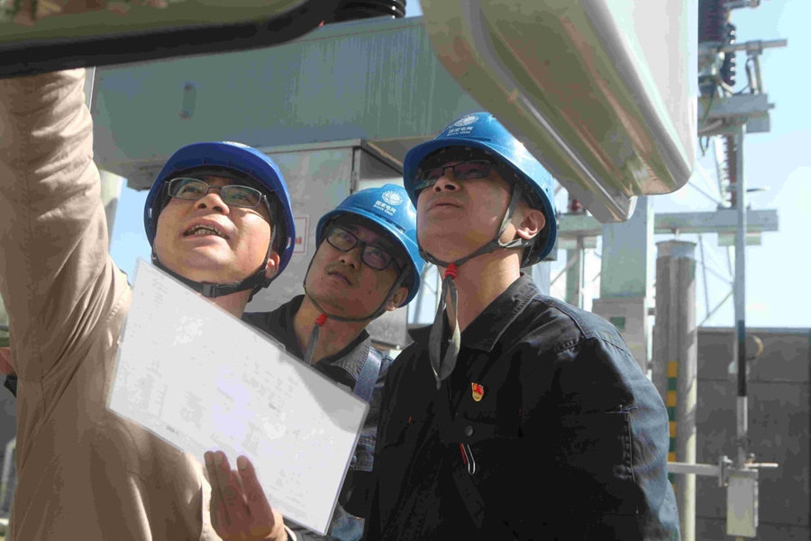 35千伏龙车变电站启动送电,确保了创业园区及永福镇可靠供电。俞婷婷摄