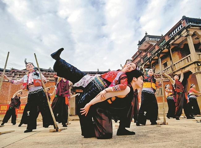 竹笕舞带着浓浓的农耕印记,是从打谷场走出的集体舞蹈。图为演员正在排练