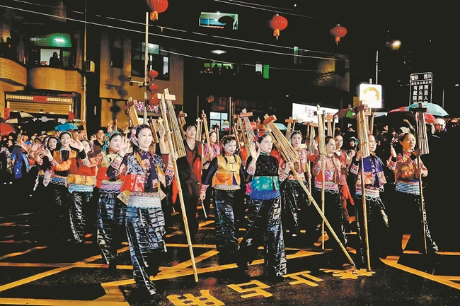 竹笕舞方阵亮相大型游园踩街活动