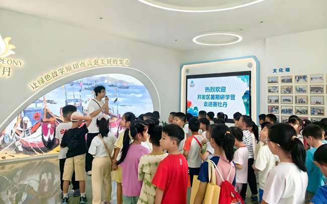 学校组织学生开展工业研学活动