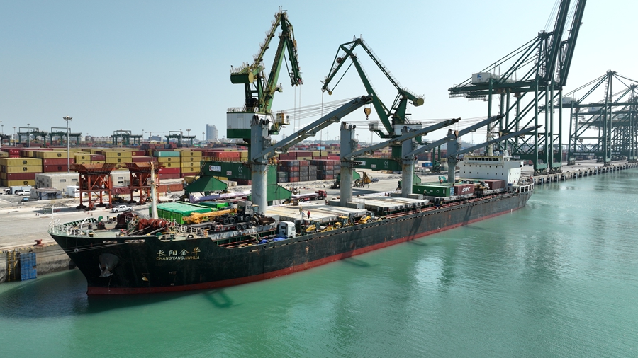 工程设备装船作业