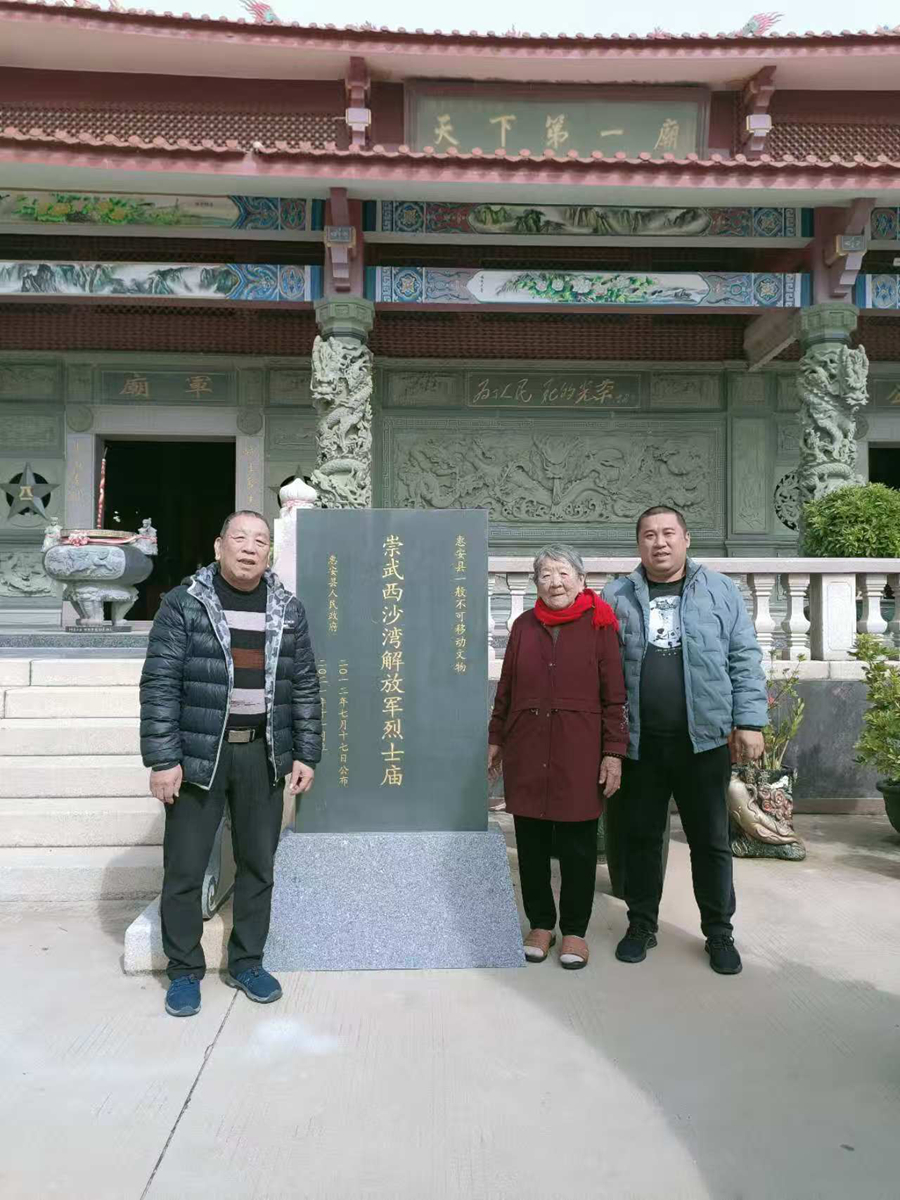 曾恨（中间）生前与孙子张凯（右一）的合照。受访者供图