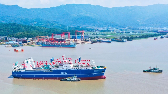 我国最大的南极磷虾专业捕捞加工船——“福远渔9199”在福安上水。陈雅芳摄