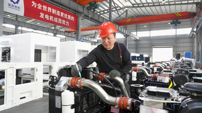 福安市隆凯电机有限公司车间内，技术人员在为设备做标识。陈雅芳摄