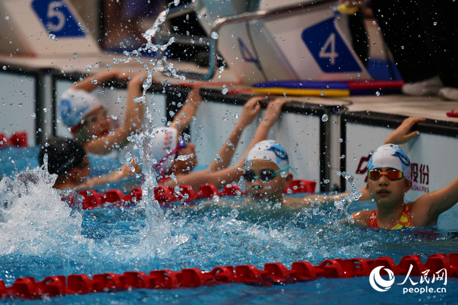 比赛开始前，选手们在泳池热身。人民网记者 陈博摄