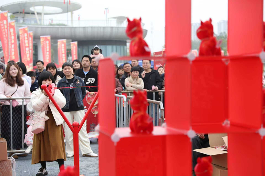 市民游客积极参与趣味活动。郑文典摄