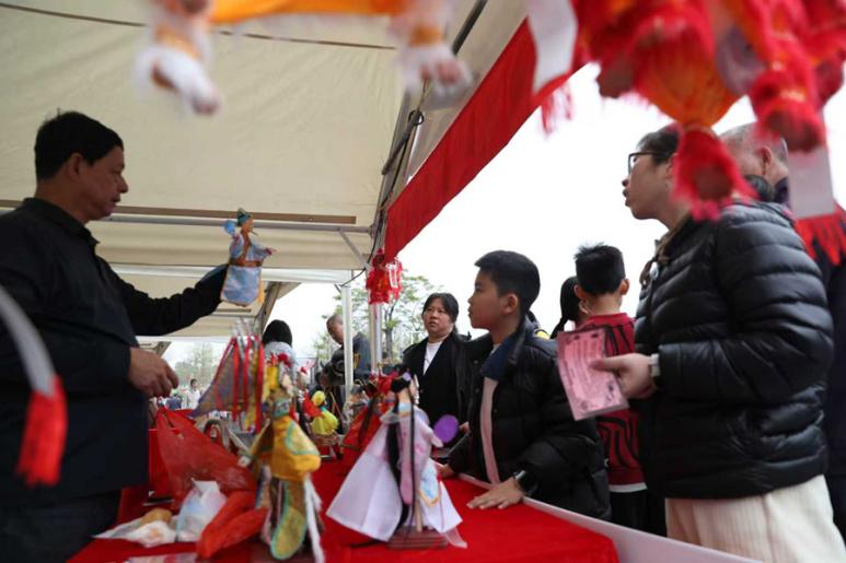 非遗展演吸引市民游客观看。郑文典摄